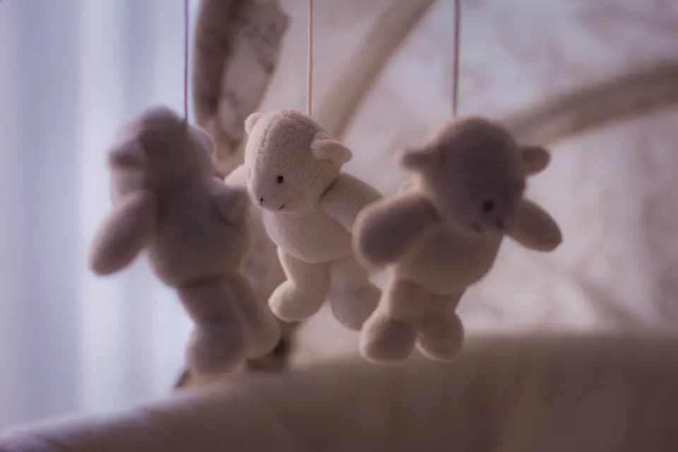 Des peluches suspendues au-dessus d'un berceau