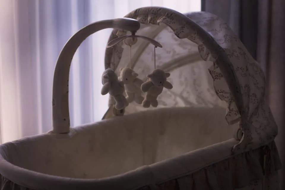 Un berceau avec un mobile en peluches