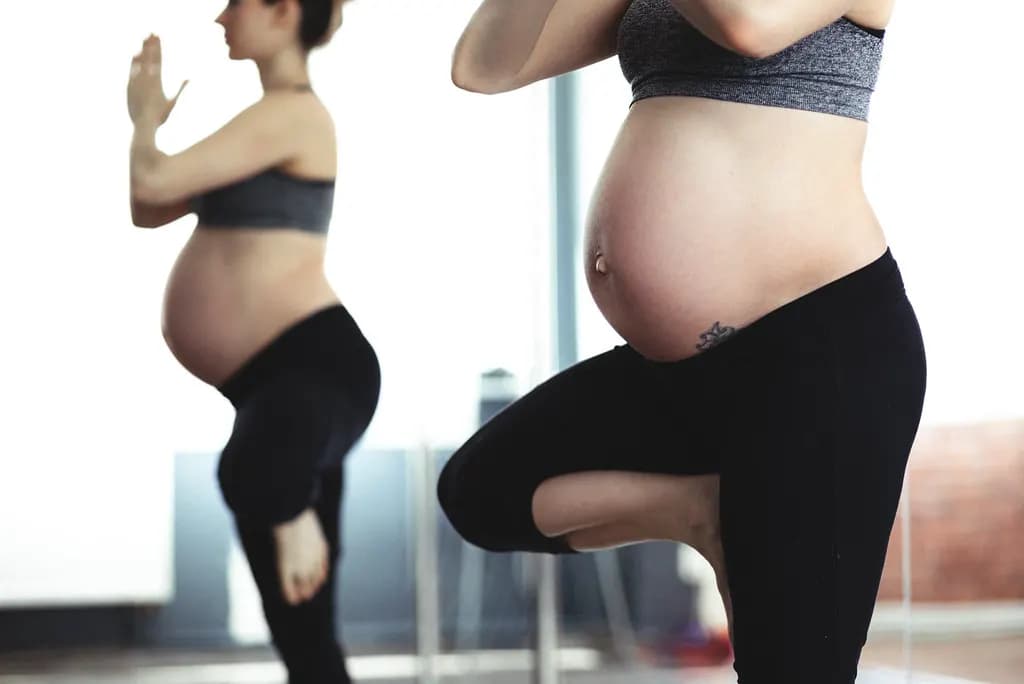 Une femme enceinte en tenue de sport