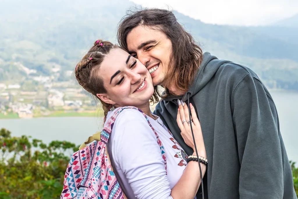 Un couple souriant s'enlace dans la nature